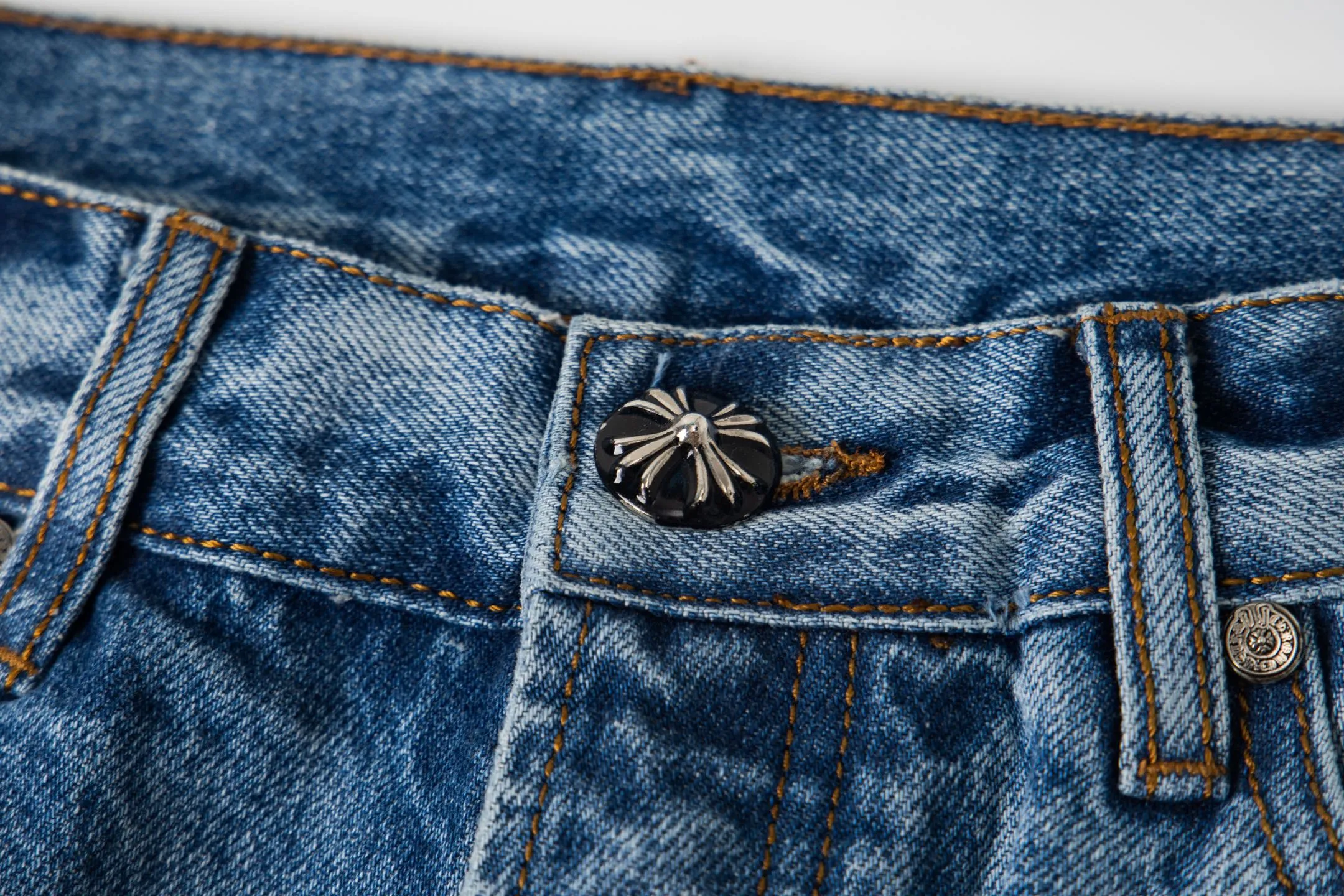 P310 Heavy Industry Version Chrome Hearts Sex Octopus🐙Multiple logo elements spliced ​​washed jeans, truly restores the ultimate vintage texture, three-dimensional version, loose and comfortable, not picky about the figure, taller and slimmer, factory precision, original quality control, same style for men and women, can be matched with couples, versatile recommendation, must-have jeans for all seasons, fashionable people have been disappointed. From the quality selection of fabrics, the tailoring of details, and the matching of patterns, they are all impeccable! The upper body is so handsome when worn...it can be easily worn by men, women and children! The craftsmanship is made of heavy-duty washed pure cotton denim fabric. After washing, it is soft and thick. It is very stylish when worn on the body. Style number: 1759# Color: blue Size: 28 30 32 34 36
